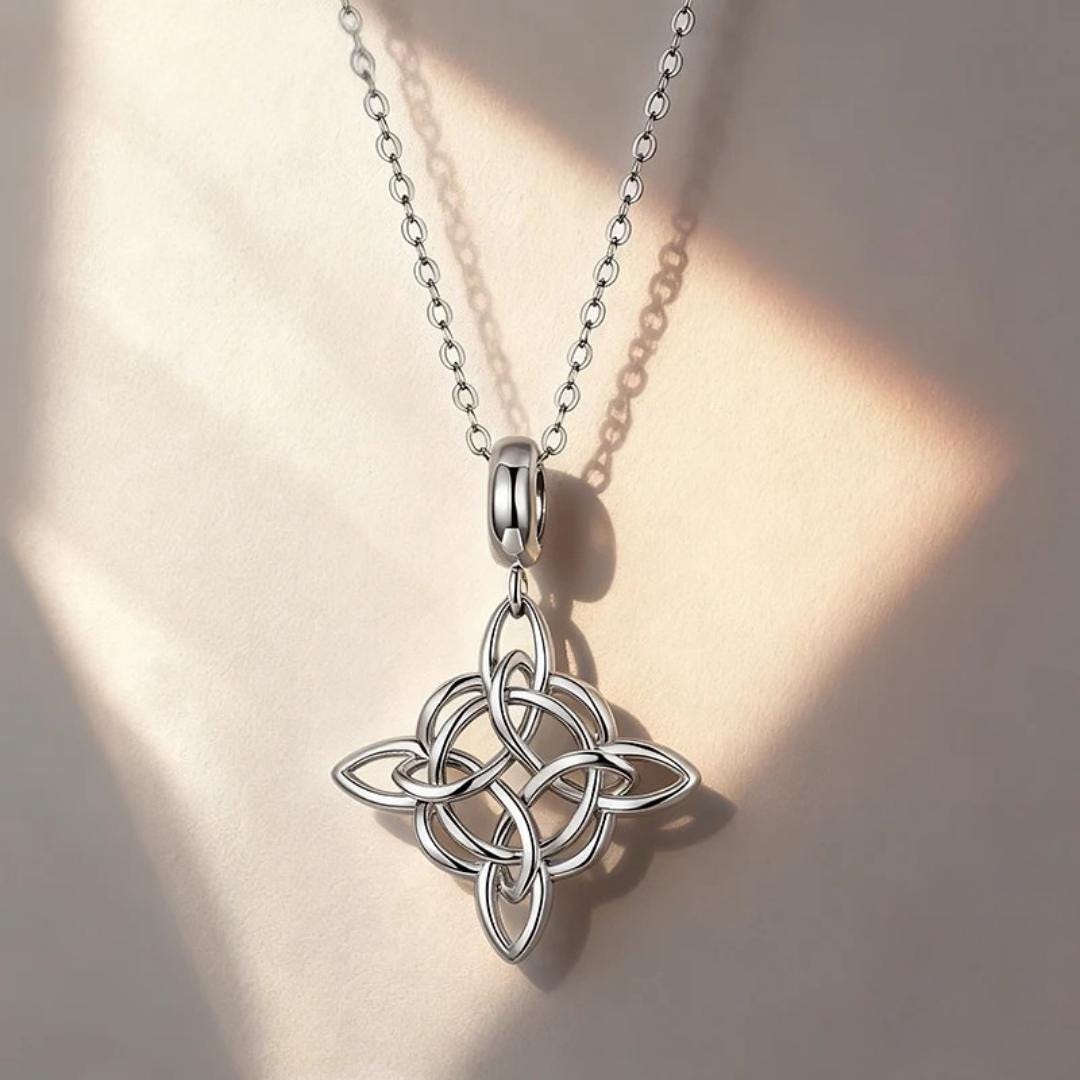 Collana con ciondolo a nodo celtico in moissane in oro 14K