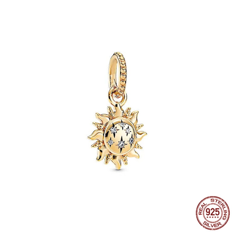 Puede incluir: Un charm de oro en forma de sol con peque&ntilde;as piedras transparentes engastadas en los rayos del sol. El charm est&aacute; dise&ntilde;ado para ser a&ntilde;adido a una pulsera o collar.
