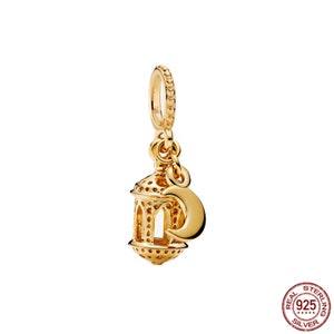 Puede incluir: Encanto dorado con una linterna detallada y adornada con una luna creciente colgando de ella. El encanto est&aacute; hecho de plata de ley y est&aacute; dise&ntilde;ado para agregarse a una pulsera o collar.