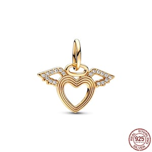 Puede incluir: Un charm dorado con un dise&ntilde;o en forma de coraz&oacute;n y alas de &aacute;ngel. Las alas est&aacute;n adornadas con piedras de circonita c&uacute;bica transparentes. El charm es adecuado para usar con una pulsera de charms.