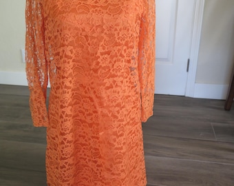 Vestido vintage MOD de encaje naranja con espalda en cascada B36