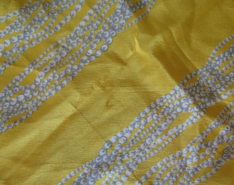 Pañuelo de cola de caballo de seda con diseño de perla blanca y amarilla