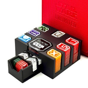 以下が含まれることがあります： 黒色のスターウォーズ・アンリミテッドカードオーガナイザー。ゲームカードとトークン用の複数のコンパートメントがあります。オーガナイザーには引き出しとさまざまなカードタイプ用のスロットがあり、スターウォーズ・アンリミテッドのロゴが目立っています。