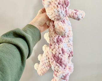 Peluche de dinosaurio rosa, hilo hipoalergénico para mantas, ojos bordados.
