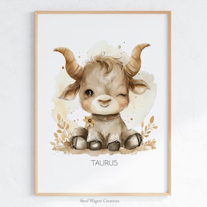 Può includere: Un'illustrazione ad acquerello di un toro di cartone animato marrone e bianco con un fiore giallo al collo. Il toro è seduto e fa l'occhiolino. Lo sfondo è un acquerello marrone chiaro con accenti di foglia d'oro. Il testo "TAURUS" è stampato sotto il toro.
