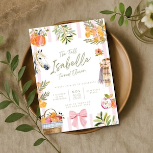 Puede incluir: Una invitación con temática otoñal con el texto "The Fall Isabelle Turned Eleven". El diseño incluye ilustraciones de acuarela de una calabaza, un caballo, manzanas y un lazo rosa. La invitación está sobre un plato de madera.