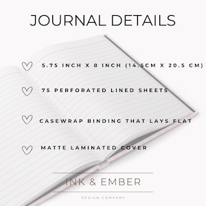 Op de afbeelding: Een open journal met gelinieerde pagina's. Het journal is 14,5 cm x 20,5 cm groot en heeft 75 geperforeerde gelinieerde vellen. Het heeft een casewrap binding en een matte gelamineerde kaft. De tekst "JOURNAL DETAILS" staat bovenaan, met het logo "INK & EMBER DESIGN COMPANY" onderaan.