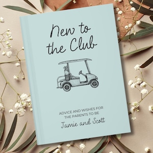 Op de afbeelding: Een lichtblauw boek met de tekst "New to the Club" in zwart schrift. Daaronder staat een zwart-wit illustratie van een golfkarretje. De tekst "ADVICE AND WISHES FOR THE PARENTS TO BE Jamie and Scott" staat ook op de kaft.