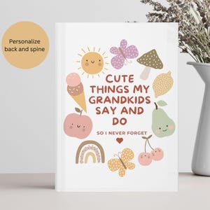 Peut inclure: Un journal blanc avec une illustration colorée d'un soleil, d'un papillon, d'un champignon, d'un cornet de glace, d'une pomme, d'un citron, d'une poire, d'un arc-en-ciel et de cerises. Le texte sur la couverture est "Cute Things My Grandkids Say And Do So I Never Forget".