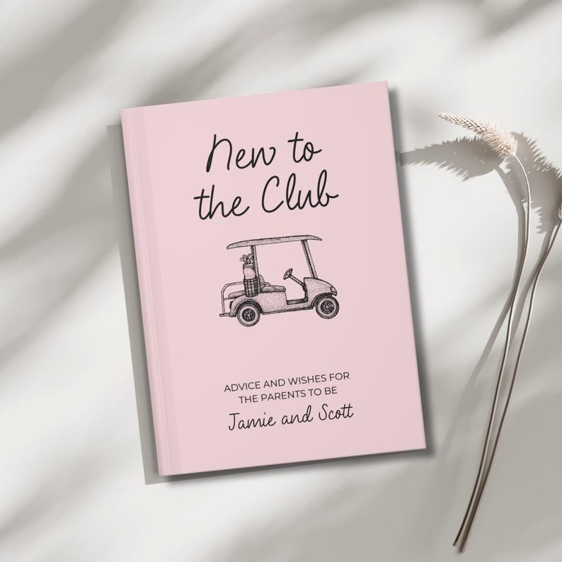Op de afbeelding: Een roze hardcover boek met de tekst "New to the Club" in zwart schrift. Onder de tekst staat een zwart-wit illustratie van een golfkar. De tekst "ADVICE AND WISHES FOR THE PARENTS TO BE" staat eronder, gevolgd door de namen "Jamie and Scott".