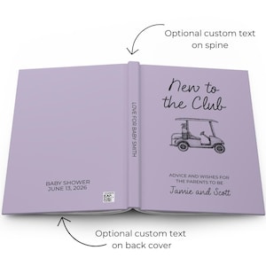 Op de afbeelding: Een lavendelkleurig baby shower adviesboek met de tekst "New to the Club" en een golfkar-illustratie. De rug leest "Love for Baby Smith". De omslag bevat de datum 13 juni 2026 en de namen Jamie en Scott.