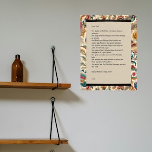 以下が含まれることがあります： 花柄の縁取りと、父親への愛情と感謝の気持ちを込めた手書きのメッセージが書かれた父の日のカード。メッセージの内容は、「お父様へ、あなたは私にとって計り知れないほどの宝物です。どんなことがあっても、あなたは私を強くさせてくれます。あなたは、まるで私の人生における最高の相談役のように、私を賢くしてくれるようなことを教えてくれます。あなたは私を危険から守り、私が怒っているときには落ち着かせてくれます。あなたはいつも私が食べ物に困らないようにしてくれるので、私はいつも気分が良いです。あなたは私が喉が渇かないように水をくれます。あなたはどんな天候にも耐えられるように、私を保護してくれる場所を提供してくれます。あなたは私にとって最高の存在です。お父さん、父の日はおめでとうございます。愛を込めて。」です。