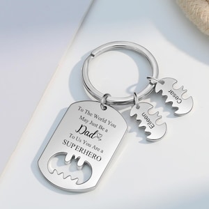 Porte-clés personnalisé pour papa, porte-clés chauve-souris super-héros personnalisé pour papa, meilleur cadeau super-héros de tous les temps pour homme, cadeau fête des pères, femme enfants