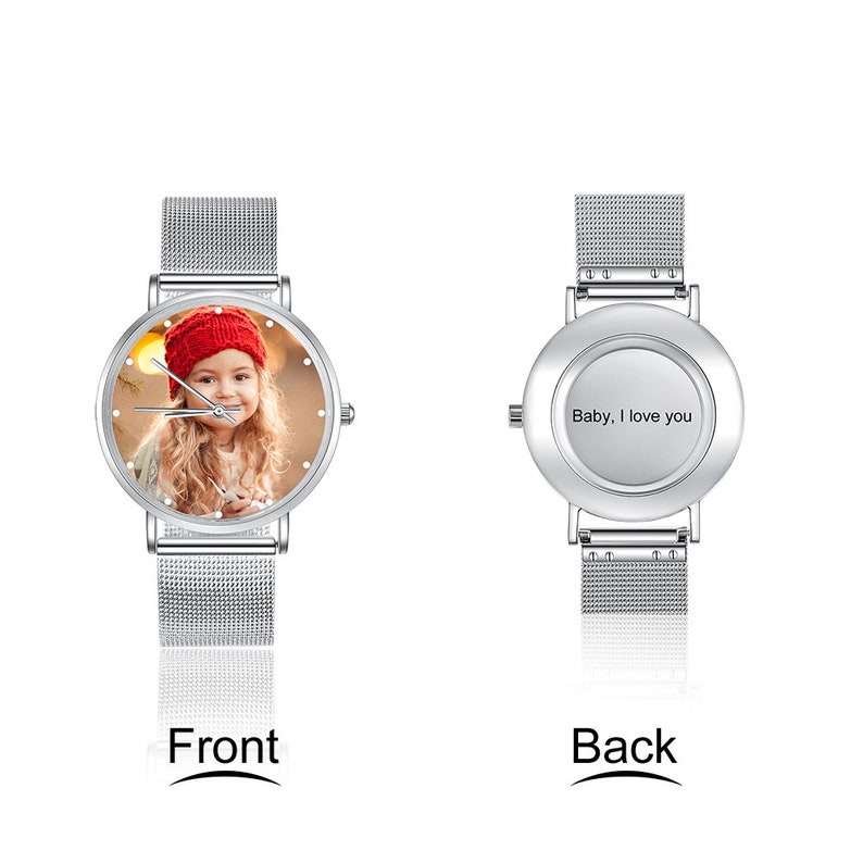 Peut inclure: Une montre argent&eacute;e avec un bracelet en maille. Le devant du cadran de la montre a une photo d'une jeune fille portant un chapeau rouge. Le dos du cadran de la montre a le texte "Baby, I love you".