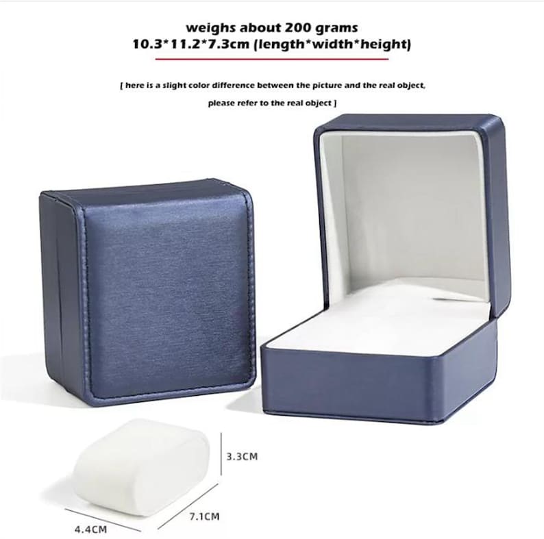 Peut inclure: Une bo&icirc;te &agrave; bague en velours bleu avec un int&eacute;rieur blanc. La bo&icirc;te mesure 10,3 cm par 11,2 cm par 7,3 cm et p&egrave;se 200 grammes.