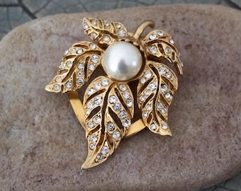 Vintage Shawl Clip Leaf Shape: Gold Tone Metal Scarf Jewelry, Rhinestones & Faux Pearl