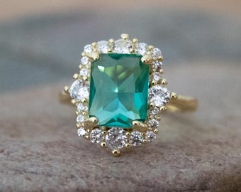 Emerald Green Glass Cut Ring with Clear Rhinestone & Gold Tone Metal: Pre Owned Jewelry