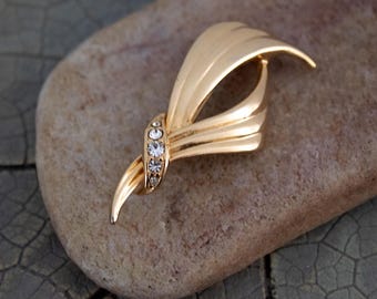 Vintage Gold Tone Metal Brooch with Rhinestones: Elegant 1980s Style Pre Owned Jewelry
