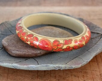 Vintage houten armband met oranjegouden handgeschilderd bloemdessin, crème gelakte armband