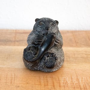 Bär mit Fisch-grauer Steinfigur, durch Aardvark, Kanada, im kanadischen gebürtigen Schnitzstil, niedliche Bärenstatue, ursprüngliche Aardik-Skulptur