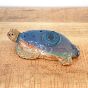 Keramisk havssköldpaddafigur: Vintage havsdjurskeramik, signerad i botten