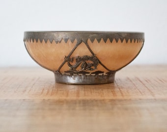Vintage oosterse stenen kom met metalen decoraties van draak en feniks