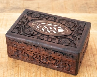 Vintage handgesneden houten bloemensnuisterijdoosje: handgemaakt van rozenhout in India