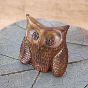 Klein vintage keramieken uilbeeldje: sculptuur kleine vogel, gesigneerd aardewerk