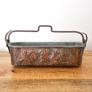 Op de afbeelding: Een set van drie keramische mokken met een gespikkelde, matte afwerking. De mokken zijn in crème, lichtbruin en donkerbruin. Elke mok heeft een eenvoudig, minimalistisch ontwerp.