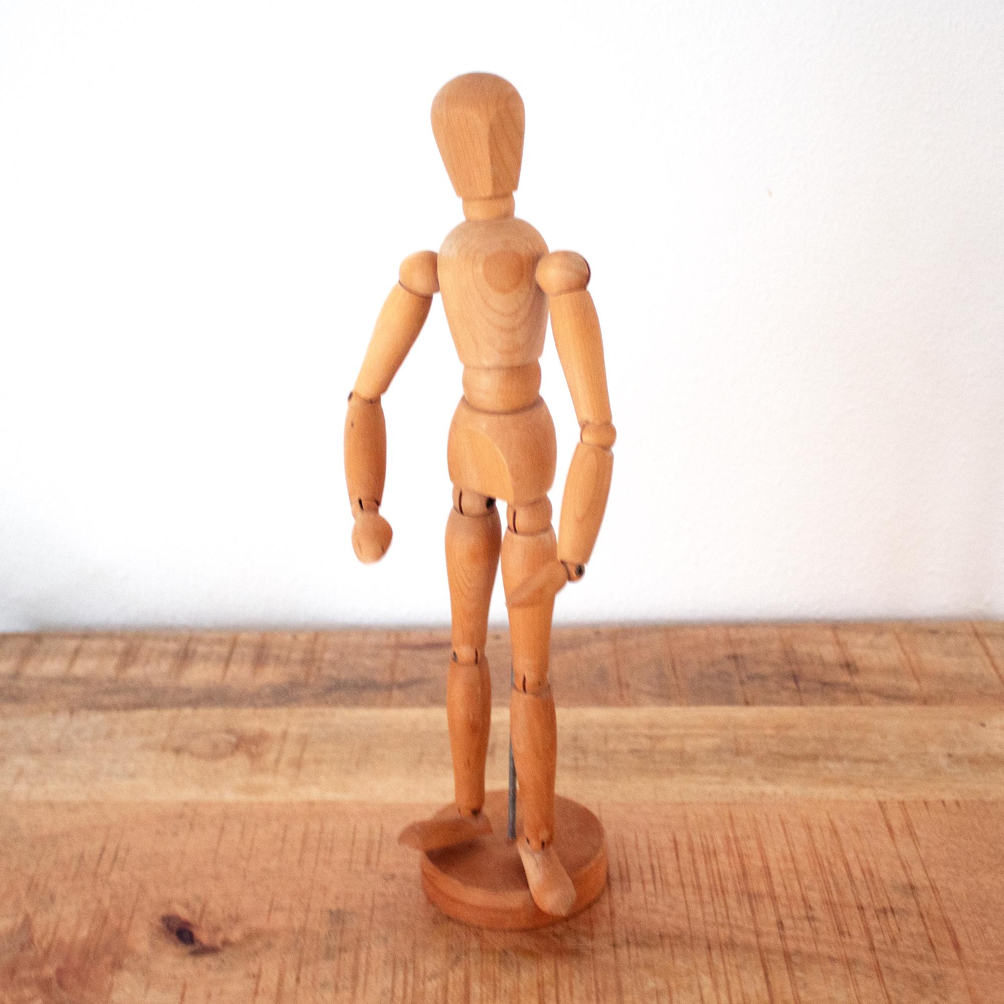 Statuette d'Art Primitif en bois noirci en forme de divinité