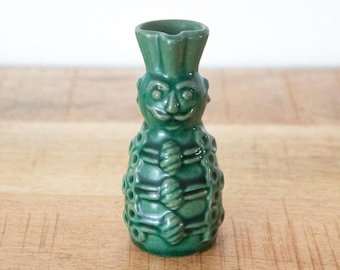 Vintage groene miniatuur keramische kan: gemaakt in Hongarije in de jaren 70, in Miskakancsó-stijl