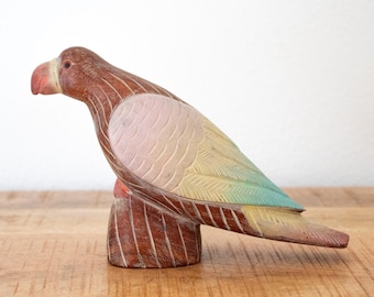 Vintage handgesneden houten papegaaienbeeldje: handgemaakte sculptuur tropische vogel