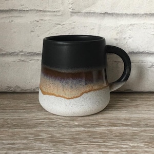 Taza de cerámica de gres Mojave esmaltado en negro, taza para té y café, diseño escandinavo, vajilla de cocina, regalo, regalo de piedra bohemia.