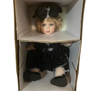 Muñeca de porcelana de 15” sentada VELVET de Marie Osmond