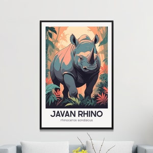 Könnte beinhalten: Ein Poster mit einem Javanischen Nashorn, auch bekannt als Rhinoceros sondaicus, in einer Dschungelkulisse. Das Nashorn ist in einem dunklen Grau mit einer strukturierten Haut dargestellt und steht in einem üppigen grünen Dschungel mit lebendiger Vegetation.