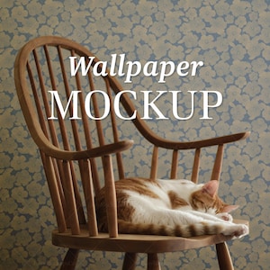 Peut inclure: Une chaise en bois avec un chat blanc et orange dormant sur l'assise. La chaise est devant un papier peint floral bleu et blanc avec le texte "Wallpaper MOCKUP" dessus.