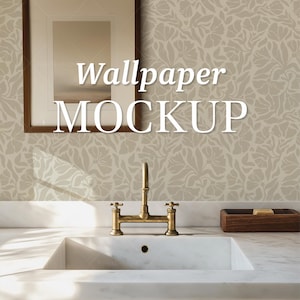 Puede incluir: Escena de baño con lavabo blanco, grifo de latón y jabonera de madera. El fondo presenta un papel pintado con motivos florales y un cuadro enmarcado. El texto "Wallpaper MOCKUP" está superpuesto en la imagen.