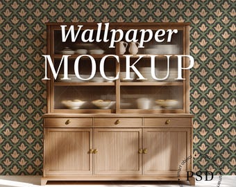 Könnte beinhalten: Ein heller Holzschrank mit drei Schubladen und drei unteren Schranktüren, mit verglasten oberen Regalen, die weiße Schalen und Krüge enthalten, vor einer dunkelgrünen Tapete mit rosa Tulpenmuster und dem Text Wallpaper MOCKUP.