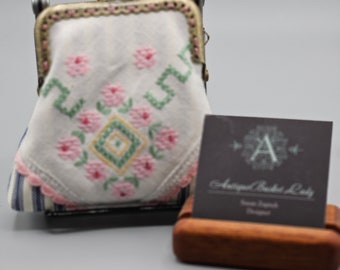 Vintage Floral Hand Embroidered Small Kiss lock Snap Coin Purse, Floral Snap Coin Purse, Snap Change Purse