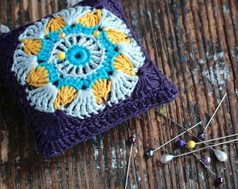 Pincushion en lin - motif au crochet