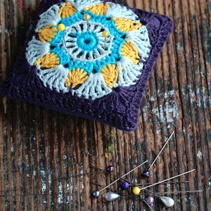 Linen pincushion crochet motif image 2