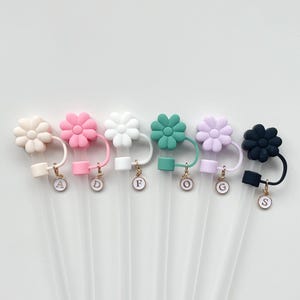 Topper per cannuccia a forma di margherita, lettere personalizzate, copertura per cannuccia floreale, tappo per cannuccia in silicone, articolo per feste, regalo per amanti dei bicchieri, accessorio Stanley