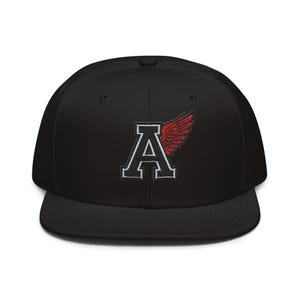 Boné Snapback com bordado "A" e Asa Vermelha – Bold Streetwear Cap