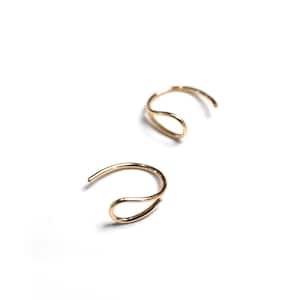 シルバーまたは14金張りの小さなカーブ型スレッダーフープピアス