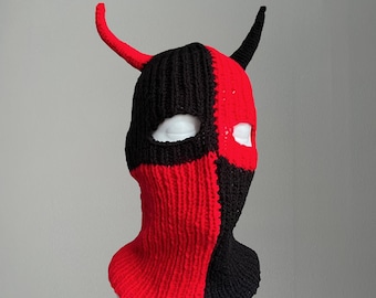 Cagoule du diable faite main avec des cornes bicolores comme un masque effrayant au crochet avec des oreilles et un bonnet