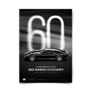 Peut inclure: Une voiture de sport Lamborghini Miura noire est centrée sur un fond sombre avec un grand nombre 60 blanc lumineux. Sous la voiture, le texte indique LAMBORGHINI MIURA 60TH ANNIVERSARY DESIGNED BY BERTONE, avec un texte plus petit en bas.