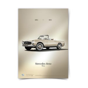Puede incluir: Un póster que presenta un Mercedes-Benz W113 descapotable beige de 1963 a 1971. El coche está centrado sobre un fondo beige claro. El póster incluye el nombre del modelo y los años de producción.