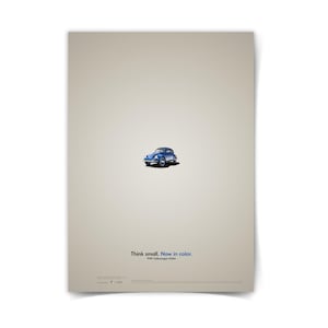 Puede incluir: Un coche Volkswagen Beetle azul sobre un fondo beige. El coche es el punto focal, con el texto "Think small. Now in color." debajo. El póster está ligeramente inclinado.
