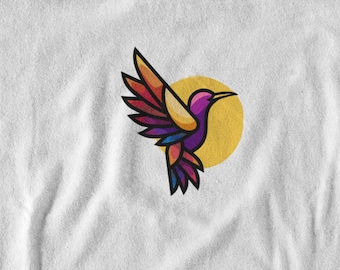 Puede incluir: Diseño de logotipo de colibrí colorido. El ave se representa con una vibrante gama de colores, incluyendo morado, azul, naranja y amarillo. Se encuentra sobre un círculo amarillo, creando un contraste llamativo sobre un fondo blanco.