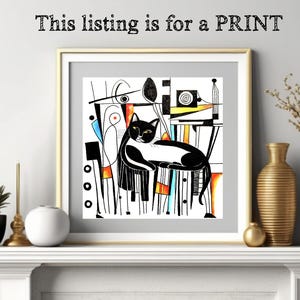 Könnte beinhalten: Schwarz-weiß abstrakter Kunstdruck mit einer Katze mit weißer Brust und Pfoten, die auf einem geometrischen Design mit orangefarbenen, blauen und gelben Akzenten sitzt.